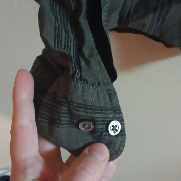 Size XLarge Men's Button Up - Picture 3 of 6